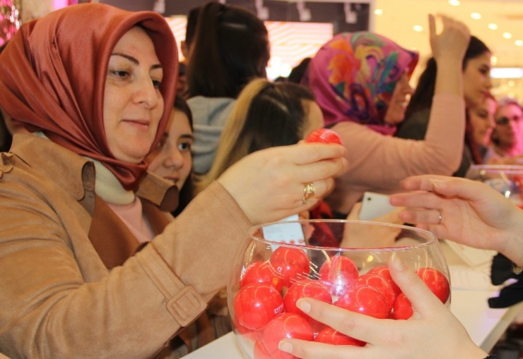 Samsun’da Kadınlara Hediye Yağmuru