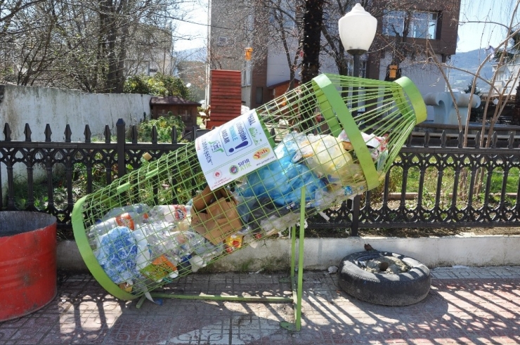 Geri Dönüşüm Kutuları Amacı Dışında Kullanılıyor