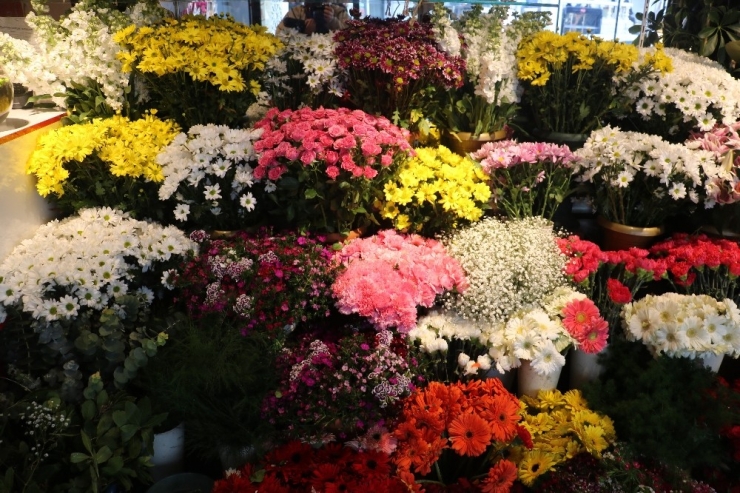 Kadınlar Günü Çiçekçilerin Yüzünü Güldürdü