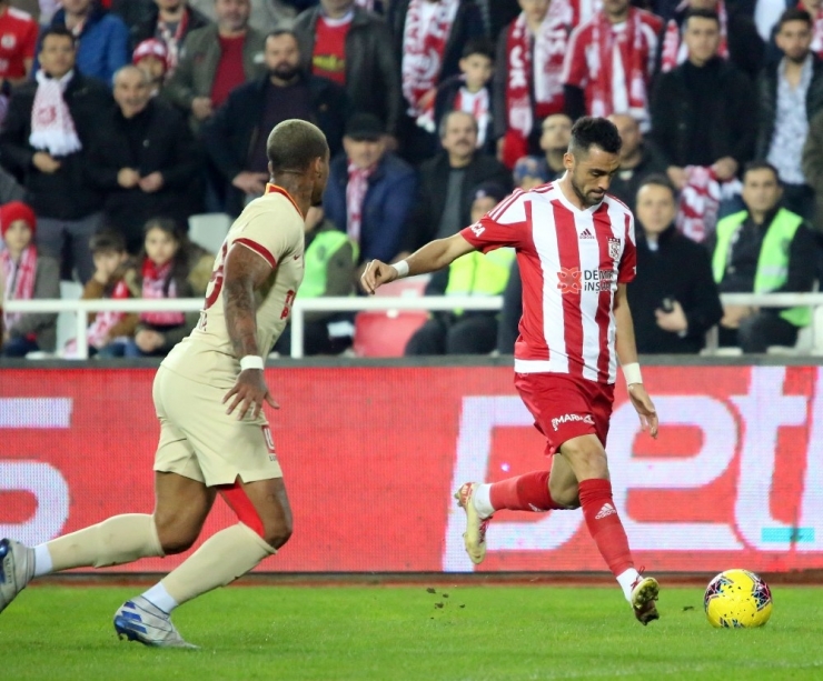 Süper Lig: D.g. Sivasspor: 1 - Galatasaray: 2 (İlk Yarı)