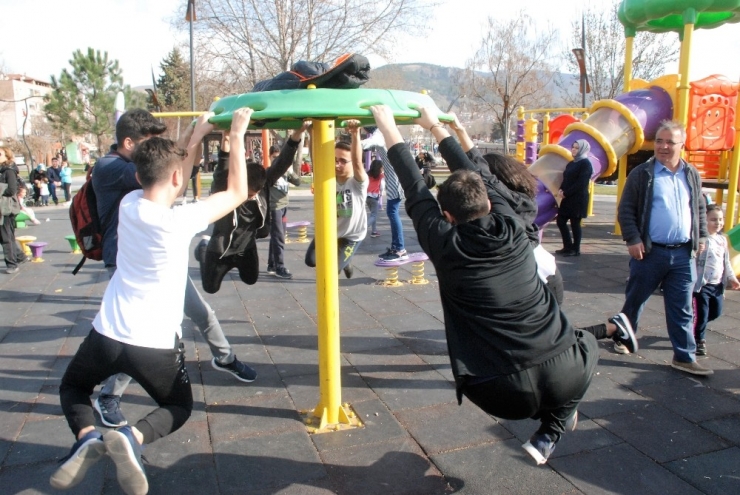 Güneş Yüzünü Gösterdi, Parklara Akın Ettiler