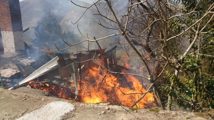 Araklı’da Çıkan Yangında Ev Kullanılmaz Hale Geldi