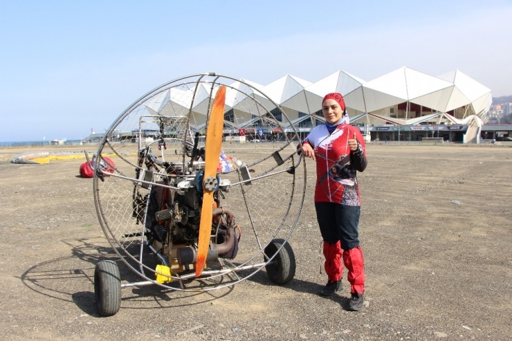 O Türkiye’nin Tek Kadın Paratrike Pilotu