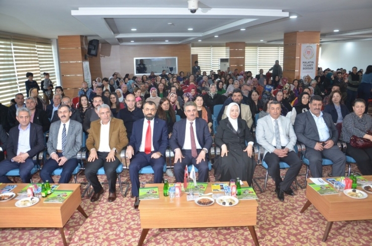 “Üretimde Kadın Eli” Paneli Düzenlendi