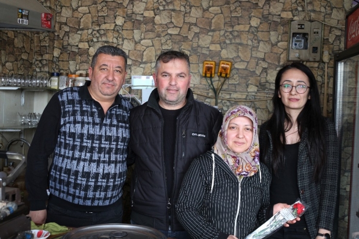 Kahveci Esnafından Kadınlara Karanfilli Jest