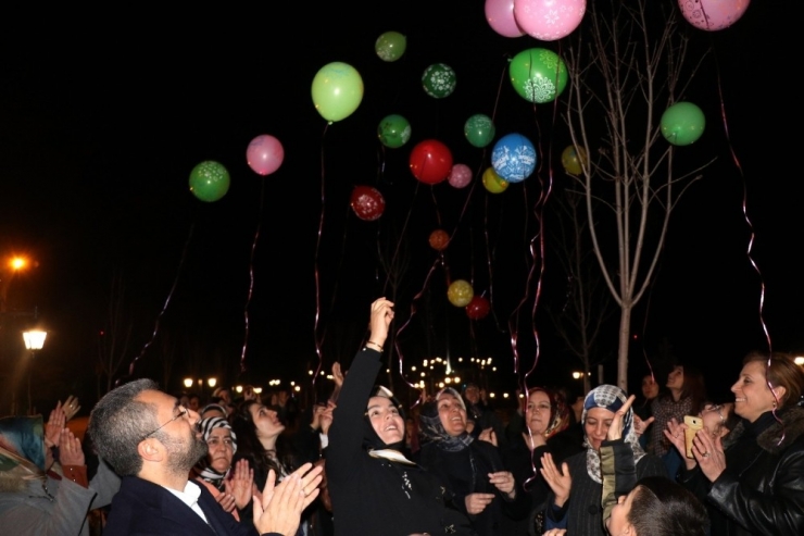 Öldürülen 474 Kadının Anısına Işıklı Balon Uçuruldu