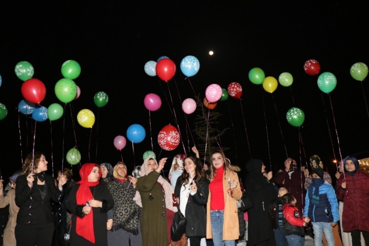 Öldürülen 474 Kadının Anısına Işıklı Balon Uçuruldu