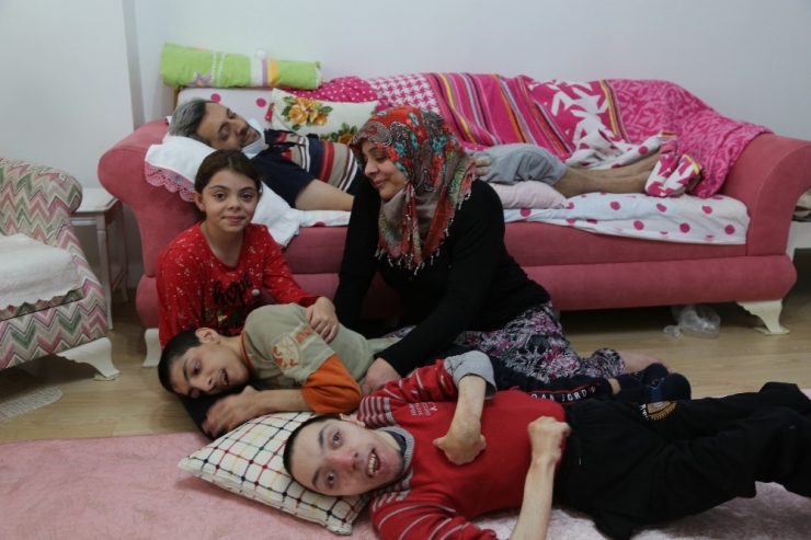 Kanser Hastası Eşi Ve Engelli Çocuklarına Bakan Anne İçin Sağlık Bakanlığı Devreye Girdi