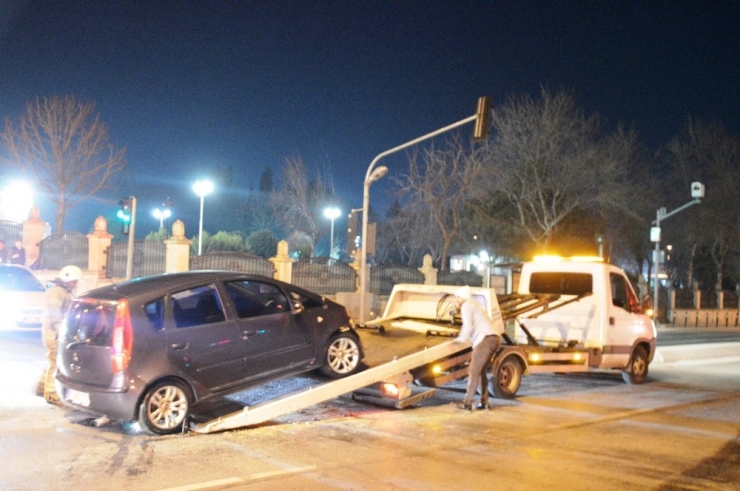 Alkollü Minibüs Sürücüsü Önce Polisten Kaçtı Sonra Kaza Yaptı