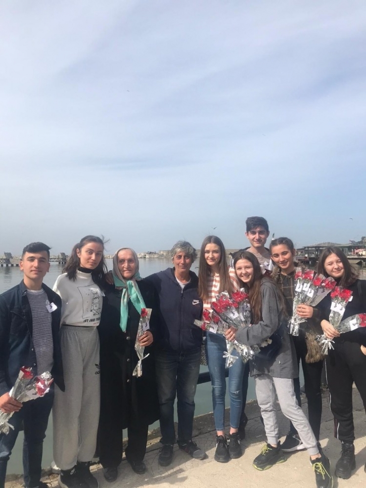 "Kadınlar Çiçek Açsın" Projesinde Çiçek Dağıttılar