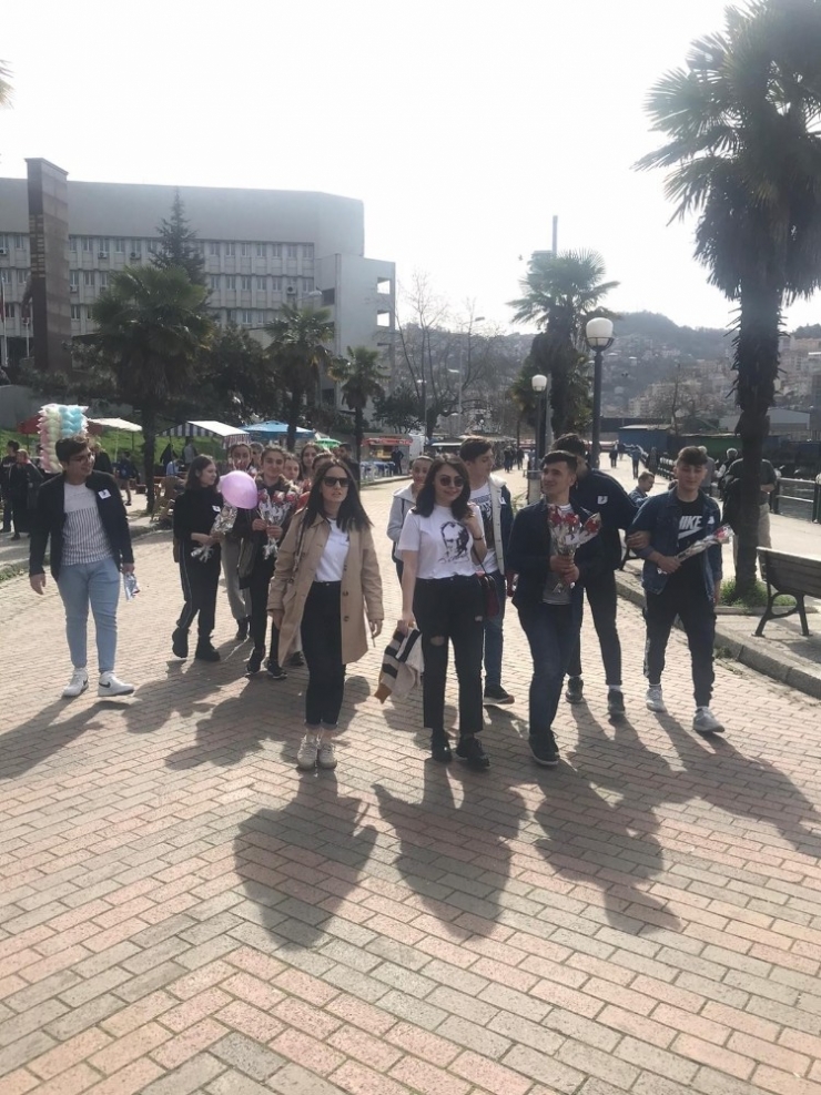 "Kadınlar Çiçek Açsın" Projesinde Çiçek Dağıttılar