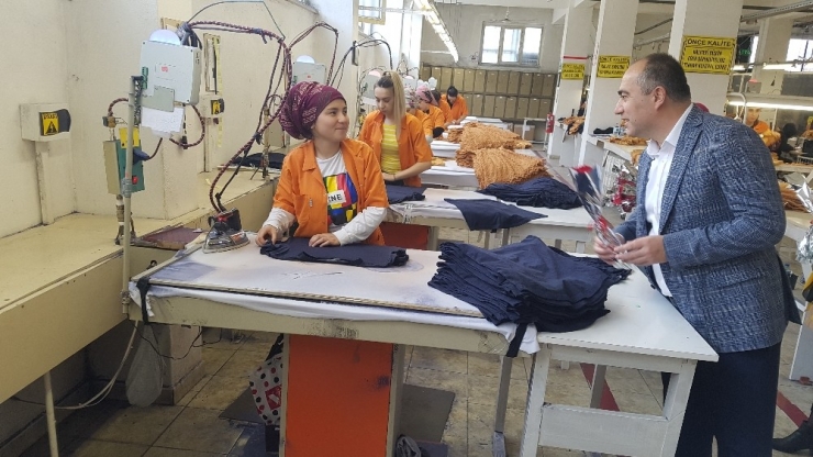 Devrek Kaymakamı Tekstil İşçilerine Karanfil Hediye Etti