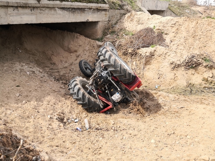 Traktör Menfeze Devrildi: 1 Yaralı