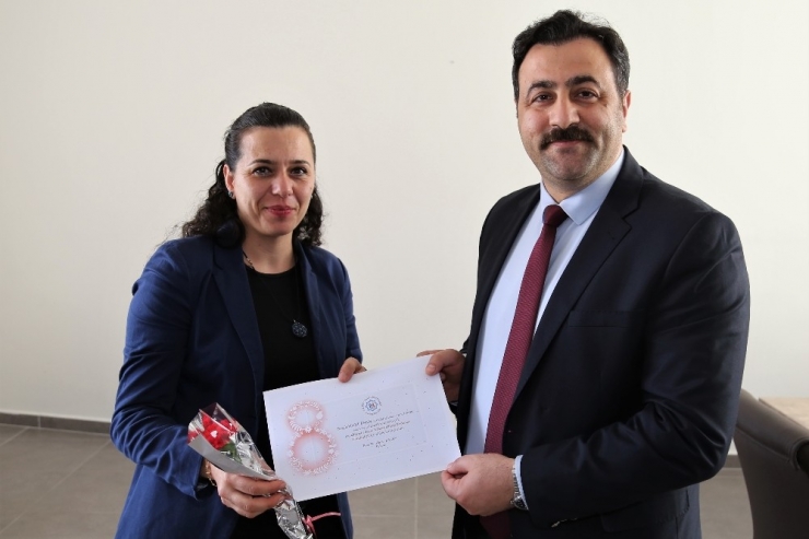 Rektör Kalan Kadınlara Karanfil Dağıttı