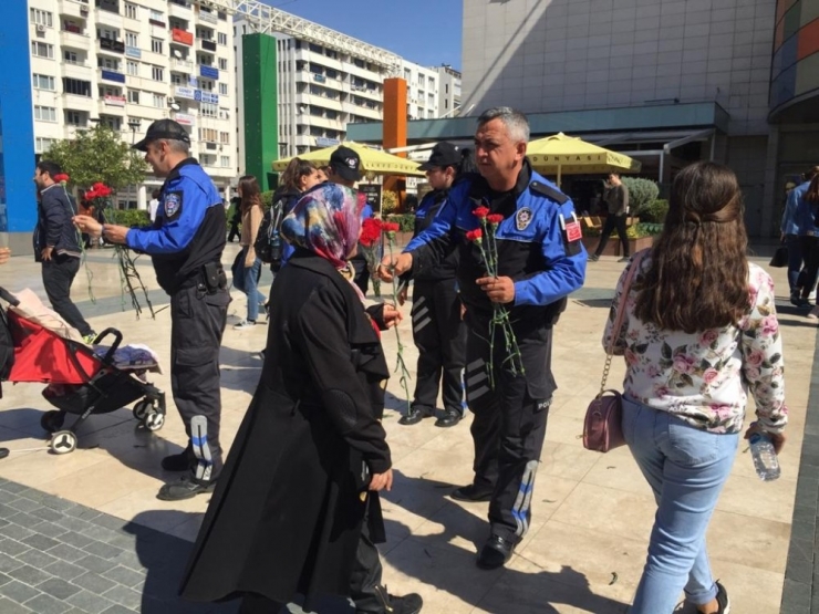 Antalya Polisi Kadınlara Çiçek Dağıttı