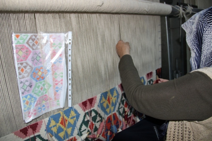 Dünya Markası Erzurum Bardız Kilimi Yaşatılmaya Çalışılıyor