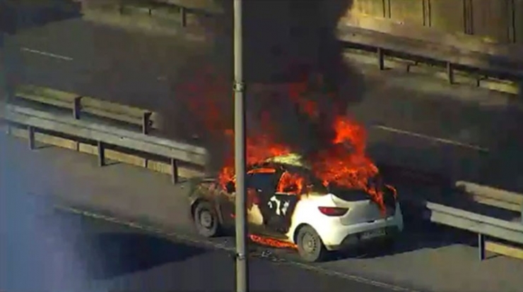 Bayrampaşa’da Seyir Halinde Araç Alev Aldı