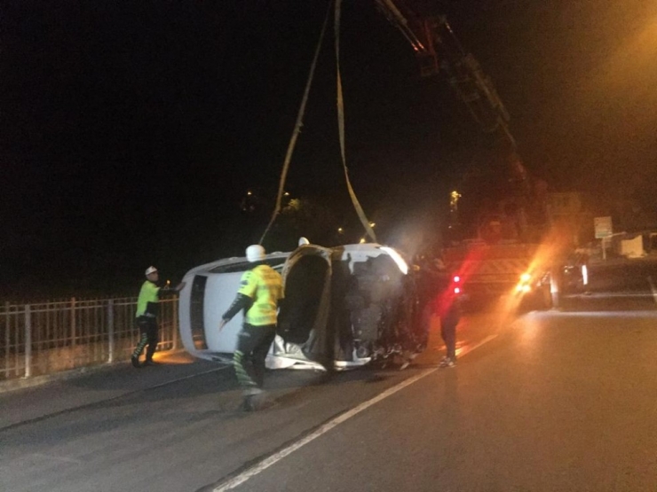 Dereye Düşen Otomobilden Sağ Kurtulup Kaçtılar