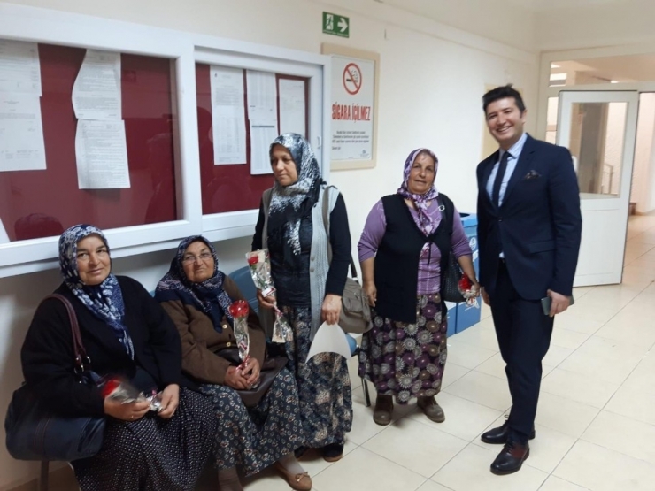 Kaymakam Yalçın, Kadınlara Karanfil Dağıttı