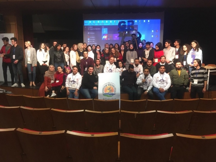 Deveci: “Bu Ülkeyi Gençlerle Ayağa Kaldıralım”