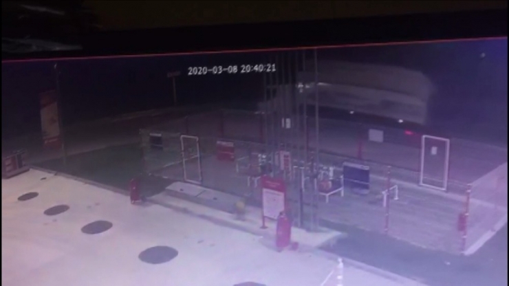 Damperi Açılan Odun Kamyonu Düz Yolda Böyle Devrildi