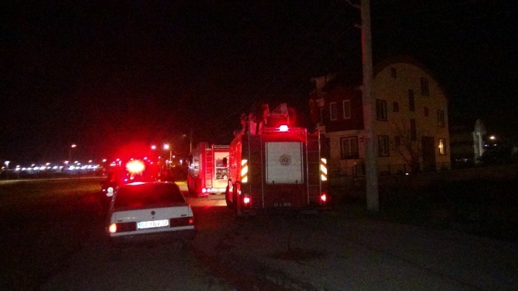 Tekstil Atölyesinde Makineler Ve Malzemeler Yandı