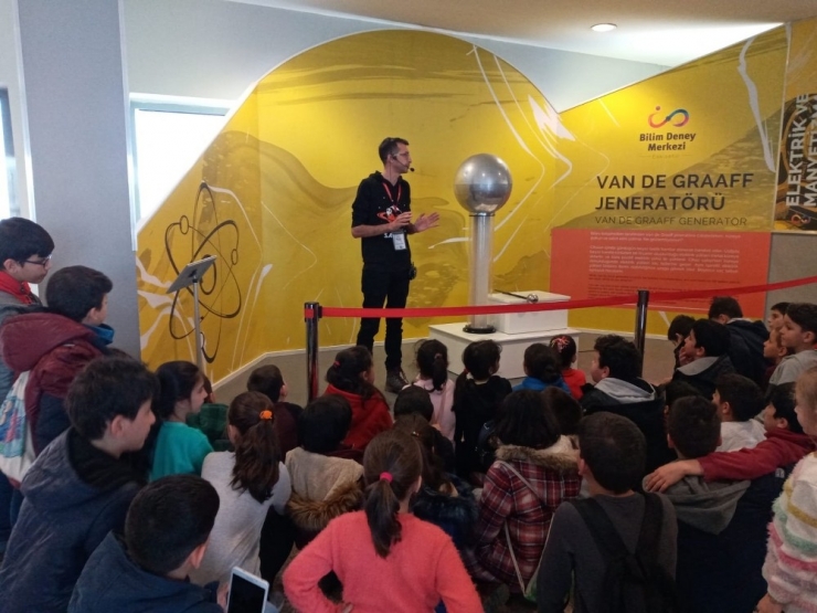 Mutlu Çocuklar Bilim Deney Merkezi’ne Gitti