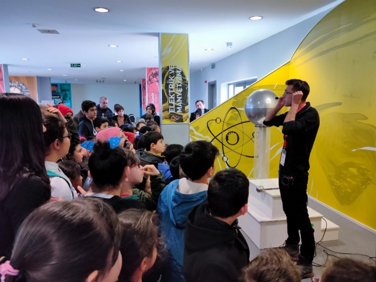 Mutlu Çocuklar Bilim Deney Merkezi’ne Gitti