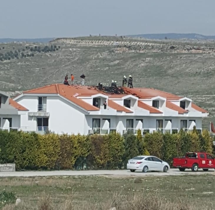 Bir Otelin Çatısında Çıkan Yangın Paniğe Sebep Oldu