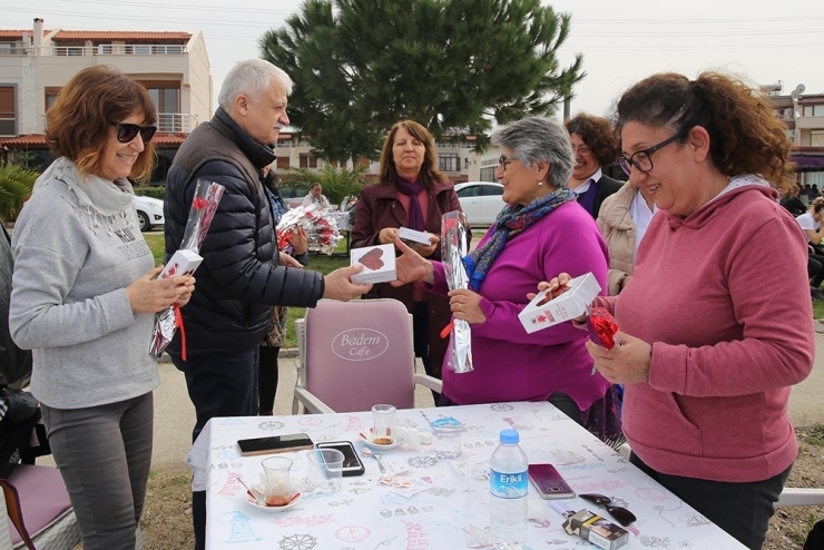 Başkan Deveciler’den Kadınlara Çiçek Ve Fular Jesti