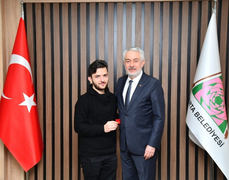 Dünya Hafıza Ve Zihinsel Matematik Rekortmeninden Başkan’a Sürpriz Ziyaret