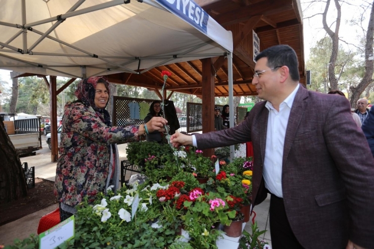 Başkan Tütüncü’den Antalya Köy Pazarındaki Kadınlara Kırmızı Karanfil