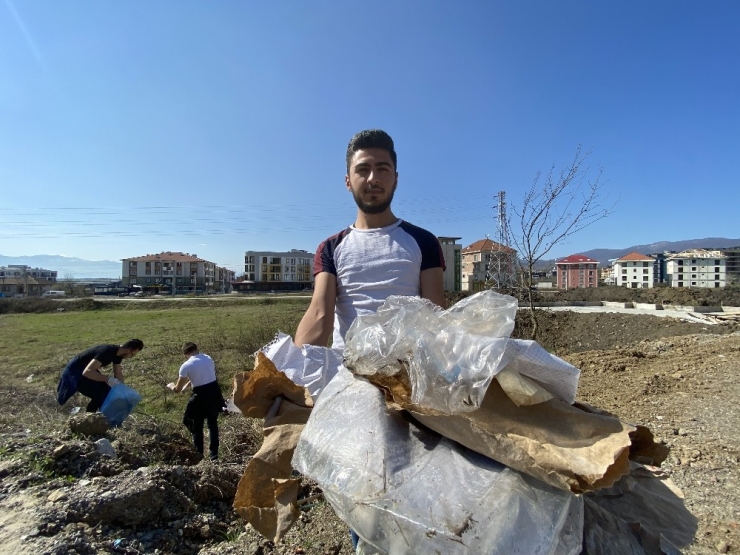 Öğrenciler Kısa Mesafede 100 Kilo Çöp Topladı