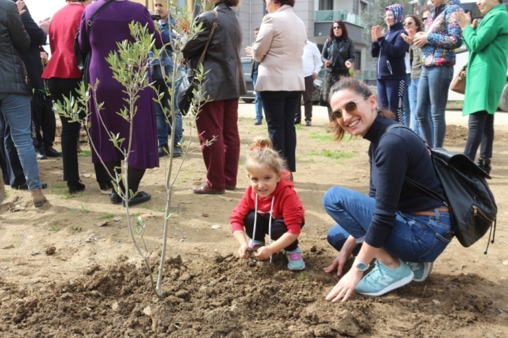 Kadınlar Gününe Zeytin Fidanlı Destek