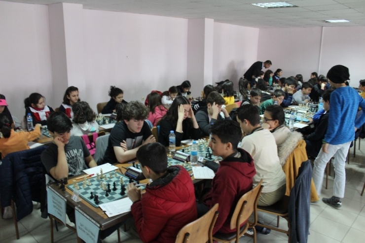 Elazığ’da 330 Sporcunun Katıldığı Satranç Turnuvası Başladı