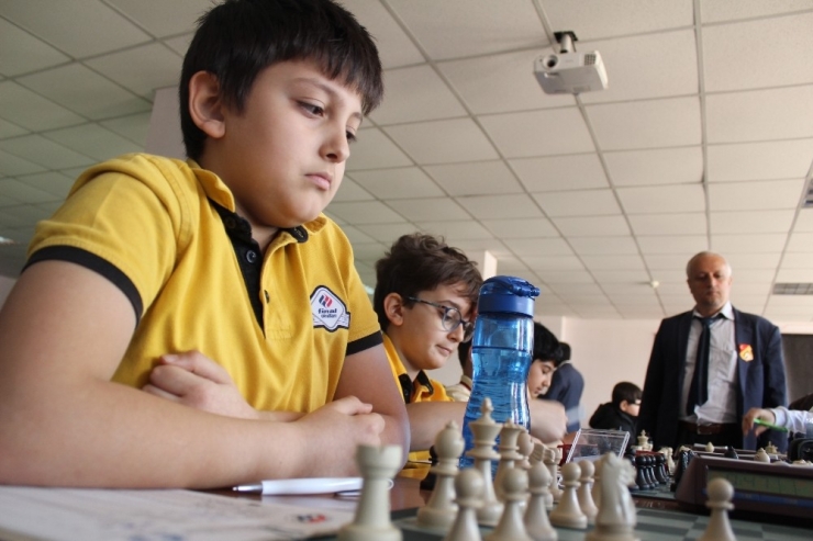 Elazığ’da 330 Sporcunun Katıldığı Satranç Turnuvası Başladı