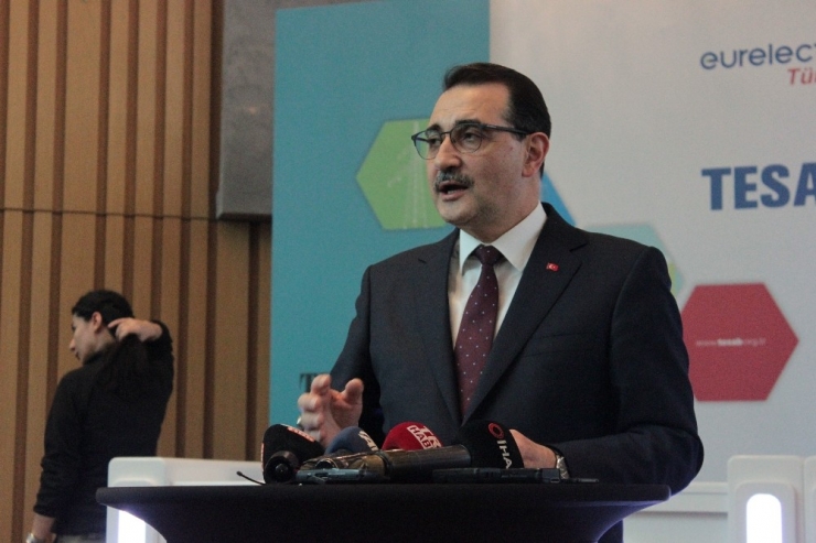 Bakan Dönmez, Petrol Fiyatlarındaki Düşüşü Değerlendirdi