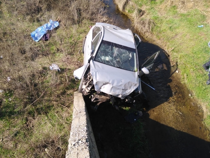 Otomobil Dereye Uçtu: 1 Ölü 1 Yaralı