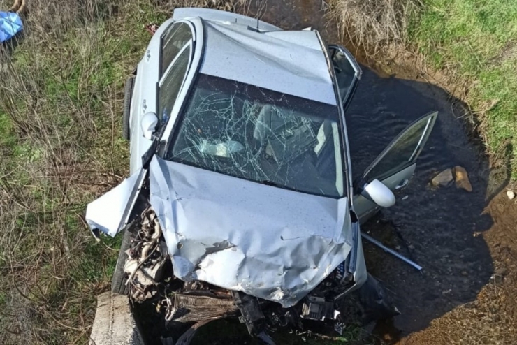 Otomobil Dereye Uçtu: 1 Ölü 1 Yaralı