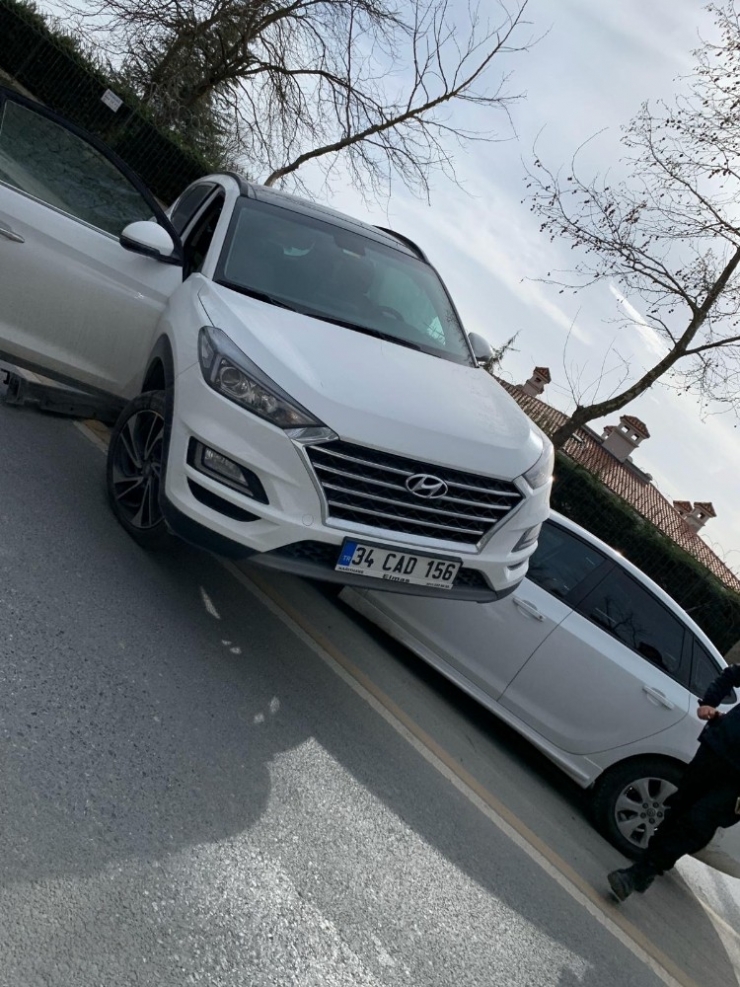 İstanbul’da İlginç Kaza: Cip Otomobilin Üstüne Çıktı