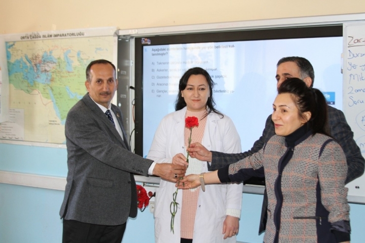 Şemdinli’de Bin 500 Karanfil Ve Gül Dağıtıldı