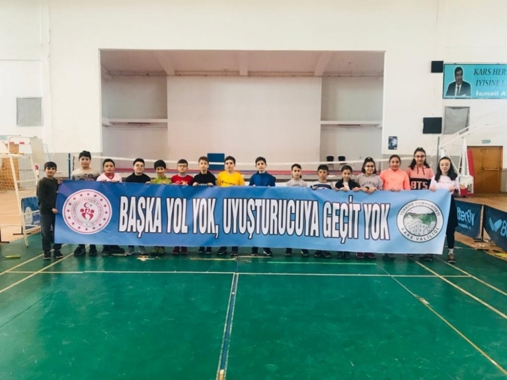 Kars’ta Badminton Turnuvasında Uyuşturucuya Dikkat Çekildi