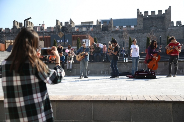 Sanatçılar Sokağı Genç Müzisyenleri Ağırladı