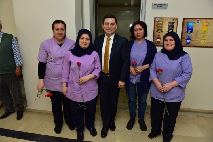 Başkan Tütüncü’den Kadın Personeline Karanfil
