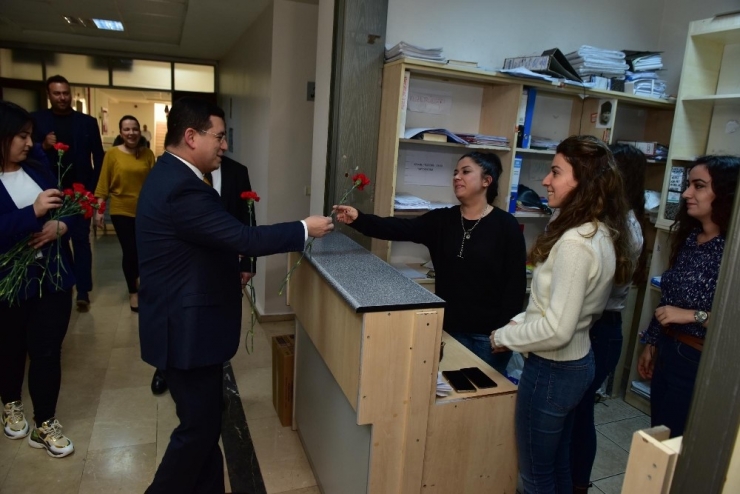 Başkan Tütüncü’den Kadın Personeline Karanfil