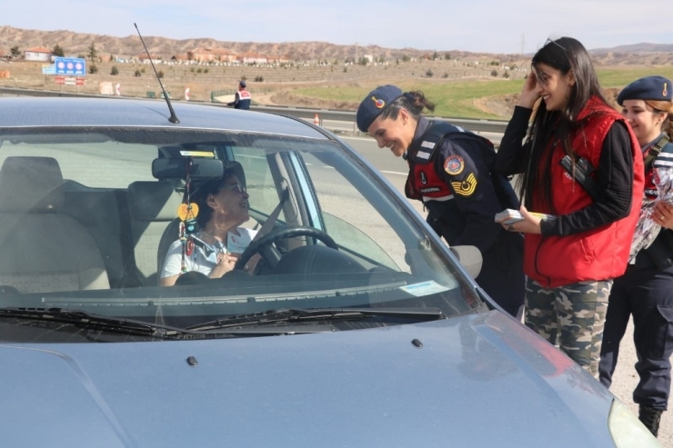 Jandarmadan Trafikteki Kadınlara Karanfil