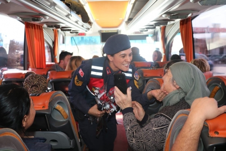 Jandarmadan Trafikteki Kadınlara Karanfil