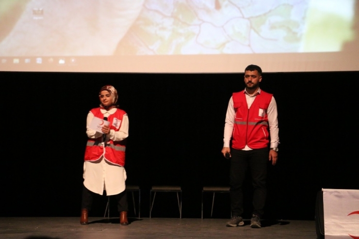 Siirt’te Deprem Konulu Tiyatro Sergilendi