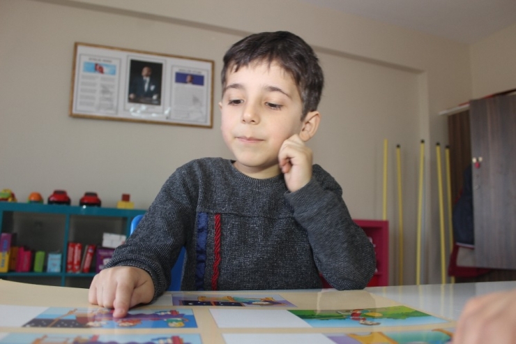 Otizmi Yendi, İlk Kelimesi İle Sevince Boğdu