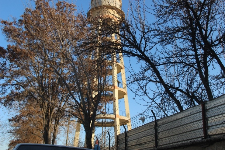 İntihar İçin Su Deposuna Çıkan Adamı Polis İkna Etti